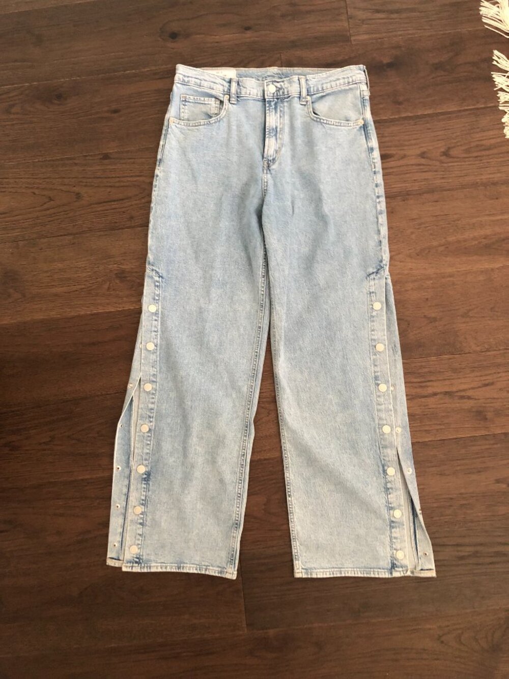 NWOT GAP Light Wash Low Rise Snap Side Baggy Wide Leg Jeans Size 29 / 8